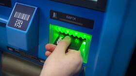Как привязать номер телефона к карте через банкомат в Центр Обувь