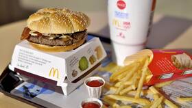 Сколько стоит гамбургер в McDonald's в США в Центр Обувь